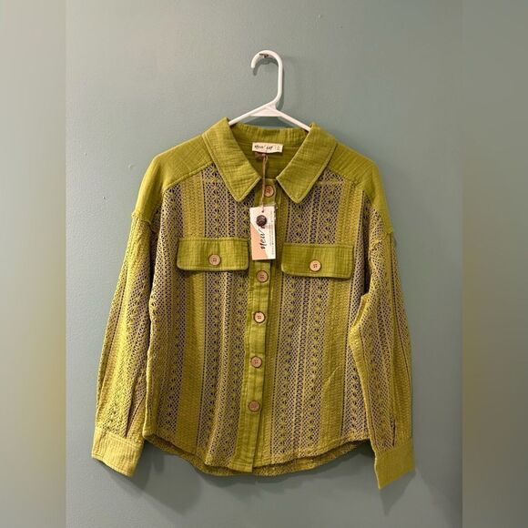 NWT … NEW IN “Size: S” Button Down Top - Picture 2 of 6